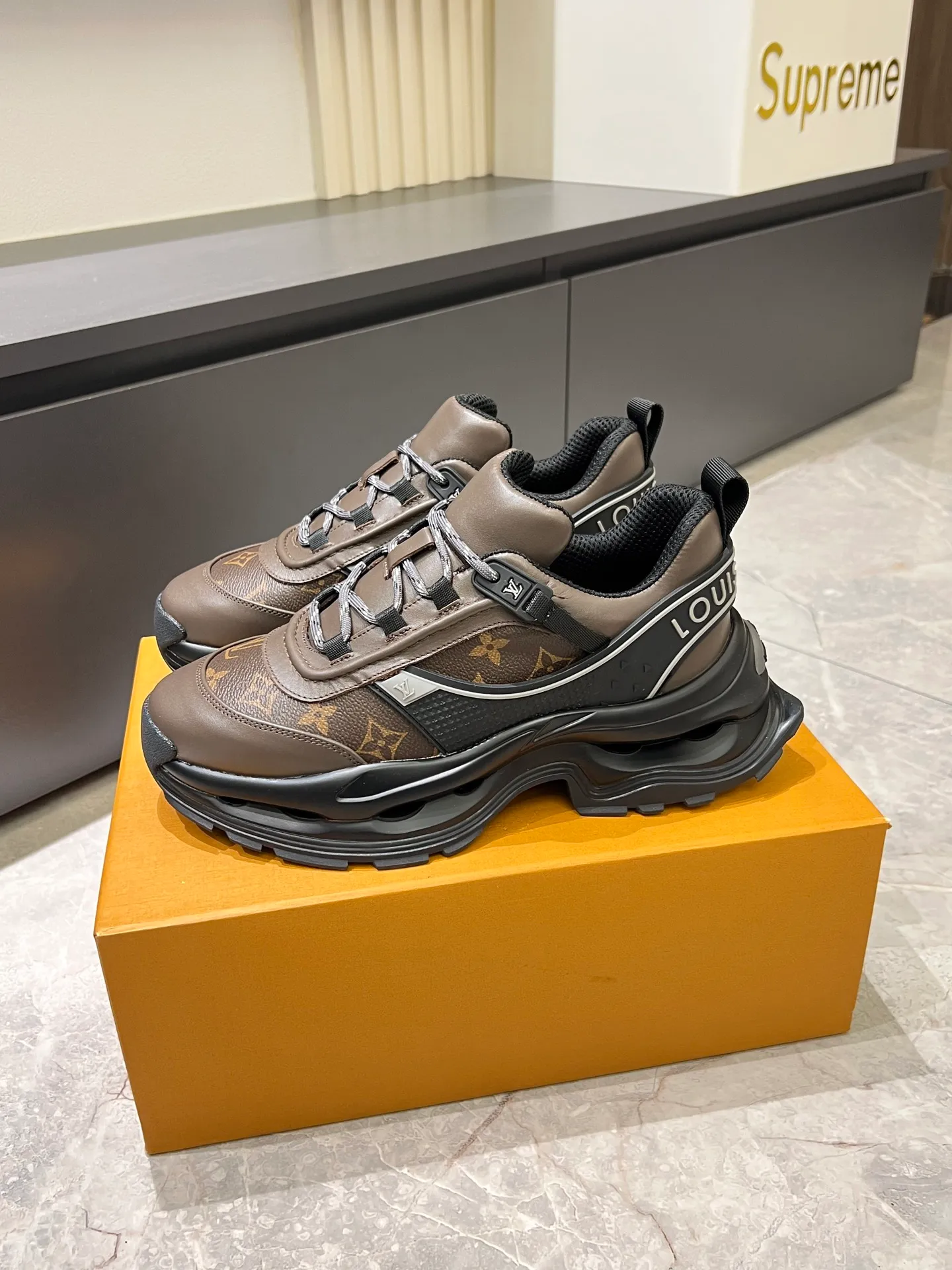 p600 "LOUI* VUITTO*" popular men's casual shoes, genuine development in Italy 💯Purchasing level quality ✔️The upper is made of first-layer cowhide, comfortable and soft sheepskin feet ⚡️ Fashionable and versatile, the toe last shape is firm and full, the soles are made from original LV molds and can be freely entered and exited the counter. Light and comfortable on the feet~Purely handmade, details determine quality! Size:39-44!